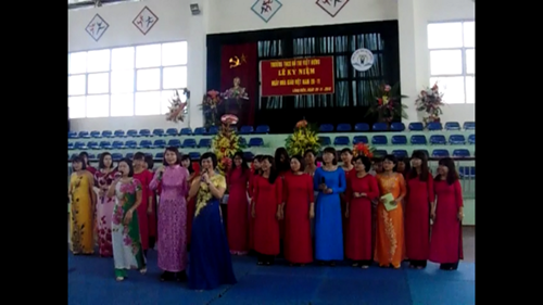 Tốp ca  Bài ca người giáo viên nhân dân  do tập thể giáo viên trường THCS Đô thị Việt Hưng thể hiện